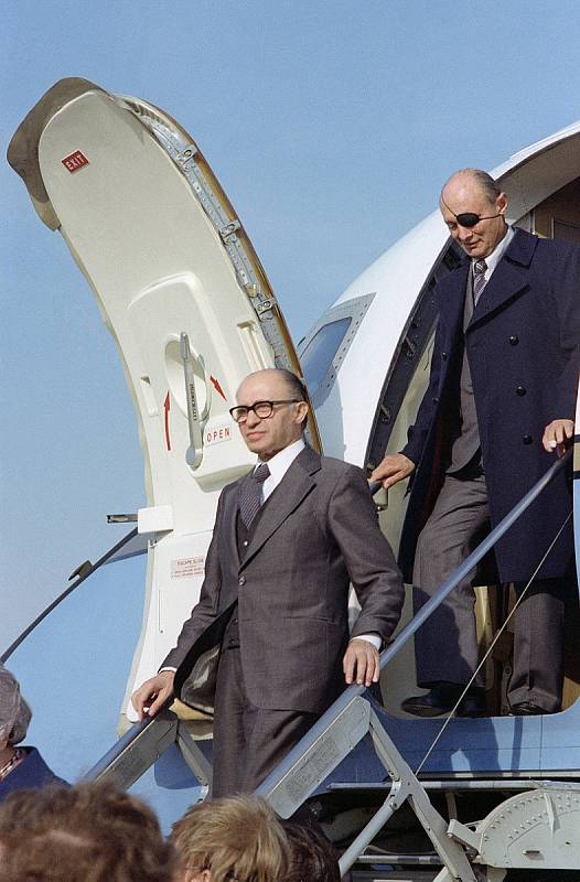 Izraelský premiér Menachem Begin, zodpovědný za operaci, vystupuje v USA z letadla v doprovodu izraelského ministra zahraničí Moše Dajana