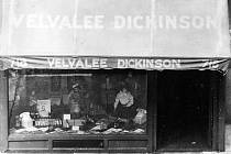 Obchod s panenkami na Madison Avenue v New Yorku, který si otevřela špionka Velvalee Dickinsonová