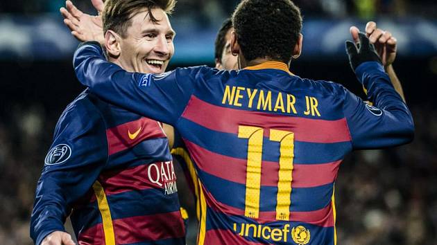 Fotbalisté Barcelony (na snímku Lionel Messi a Neymar) v Lize mistrů smetli AS Řím 6:1.