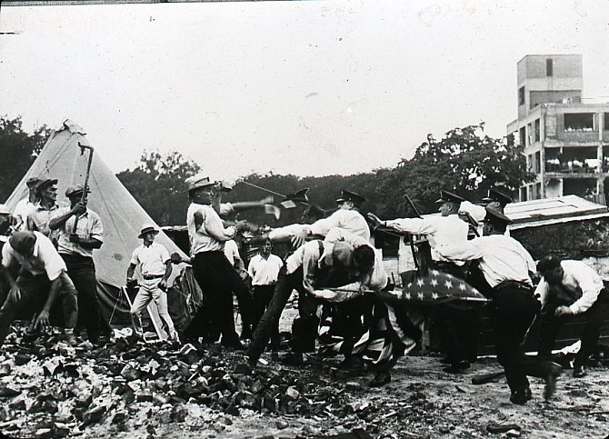 Washingtonská policie se pokouší vytlačit účastníky pochodu Bonusové armády z pozemků patřících federální vládě. Ke rvačce došlo koncem července 1932