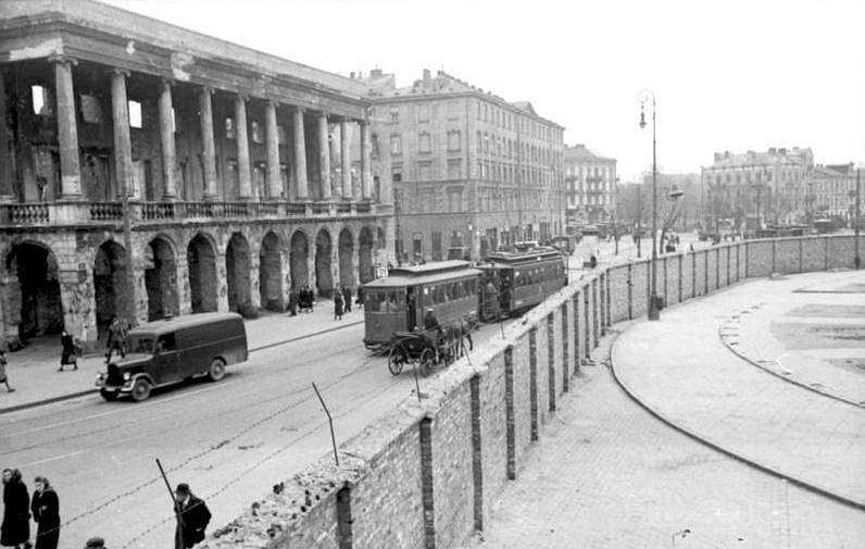 Zeď varšavského ghetta protínající Náměstí Železné brány. Na snímku je zachycen i Lubomírský palác