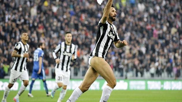 Mirko Vučinič z Juventusu Turín oslavil gól po svém, stáhl si trenky.