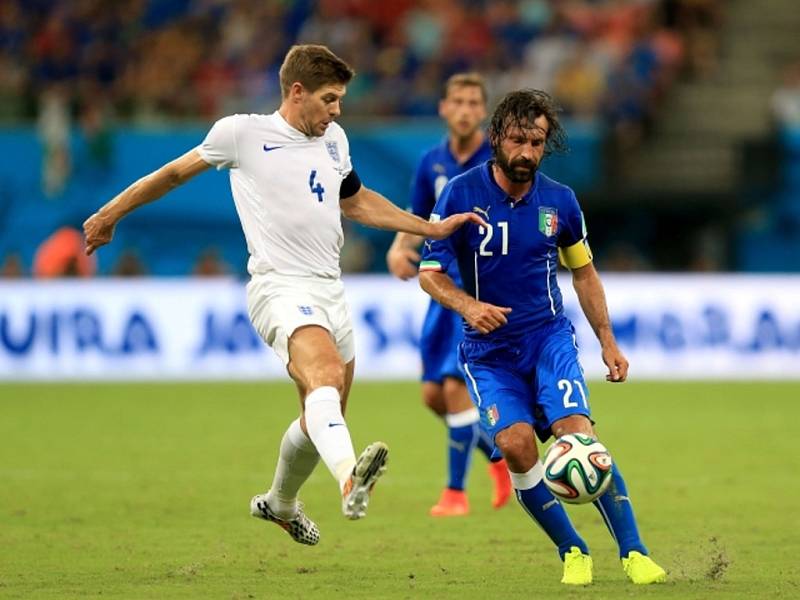 Steven Gerrard z Anglie (vlevo) a Andrea Pirlo z Itálie.
