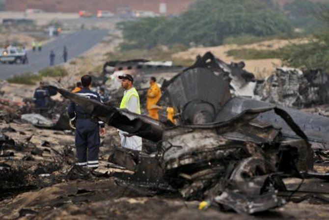 Záchranáři prohledávají trosky letadla - Ilustrační foto