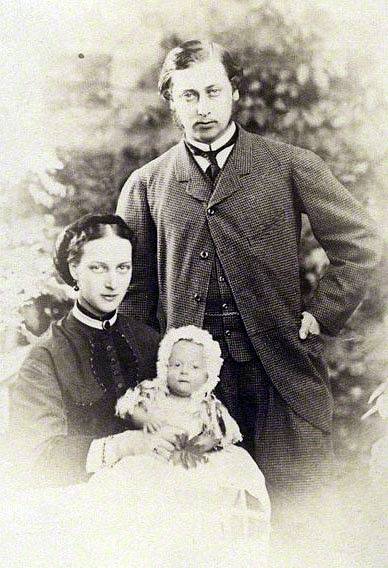 Příští král Eduard VII. s manželkou Alexandrou a jejich nejstarším synem, Albertem Viktorem.