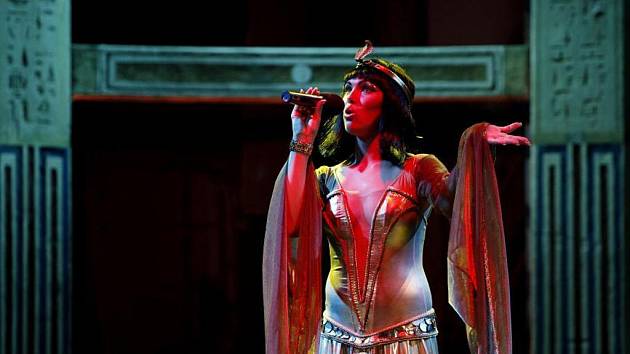 Nová Kleopatra. Kamila Nývltová se novinářům představila v kostýmu, který bude od září v divadle oblékat.