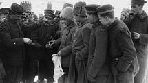Společné setkání německých a sovětských vojáků v únoru 1918