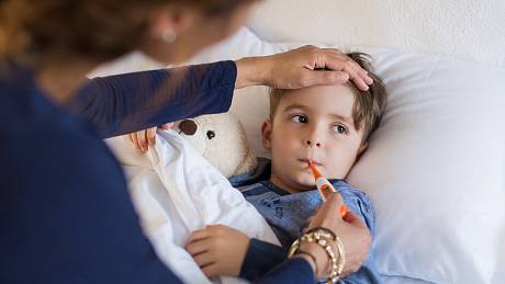 Jedním z příznaků suchého zápalu plic je horečka. Postihuje hlavně děti.