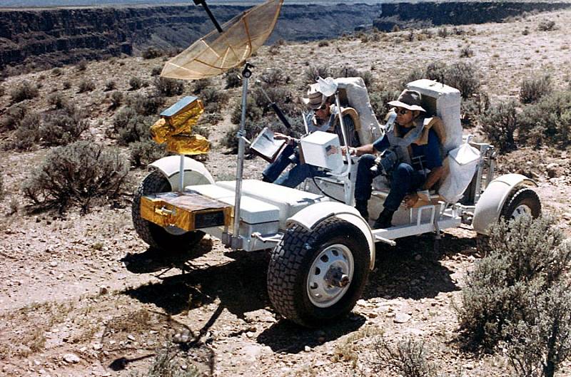 Astronauti mise Apollo 16 Charles Duke a John Young trénují v Novém Mexiku jízdu po měsíčním povrchu.