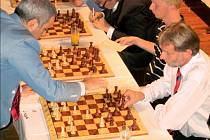 VELMISTR NA TAHU. Kasparov (s bílými) se v simultánce utkal také se senátorem Tomášem Jirsou.