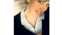 Čtyřiadvacetiletá kadeřnice Sophie Eales z Bournemouthu svým vzhledem připomíná princeznu Dianu