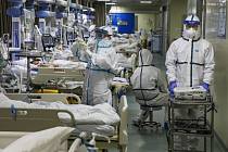 Zdravotníci ošetřují pacienty s koronavirem