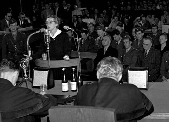 Milada Horáková, politická pracovnice, oběť vykonstruovaných procesů 50.let  - vypovídá před státním soudem (popravena 27.6.1950).