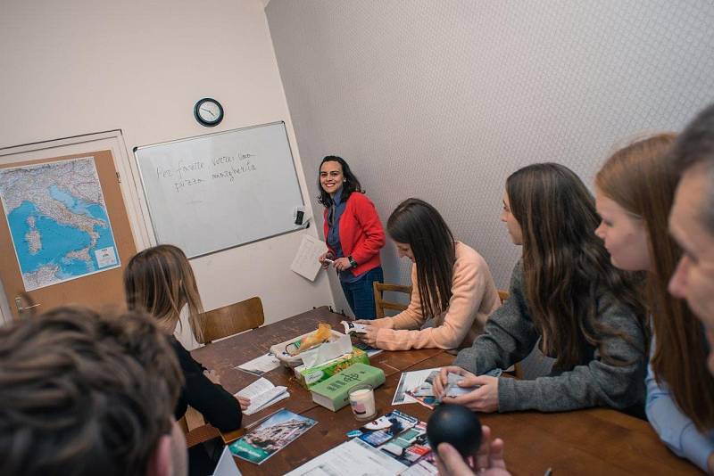 ONLINE JAKO VE TŘÍDĚ. Podle Renaty Skoupé jsou online jazykové kurzy podobné tomu, jako by studenti seděli ve třídě u jednoho stolu, akorát se vidí na jedné obrazovce