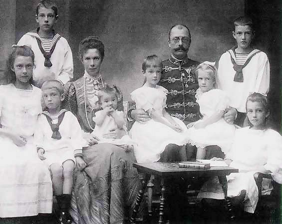 Arcivévodkyně Marie Valerie s manželem a dětmi. Celkem měla 10 potomků, někteří ale zemřeli už v dětství.