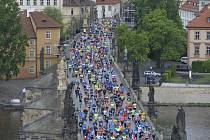 Pražský maraton, mezinárodní závod a MČR, 5. května 2019 v Praze. Závodníci běží přes Karlův most.