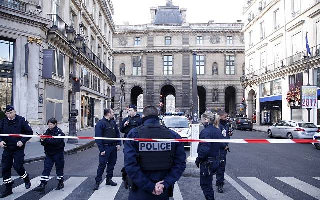 Člen vojenské hlídky u vchodu do muzea Louvre v centru Paříže dnes podle policie postřelil muže, který dvojici vojáků za pokřiku Alláhu akbar (arabsky Bůh je veliký) napadl nožem.