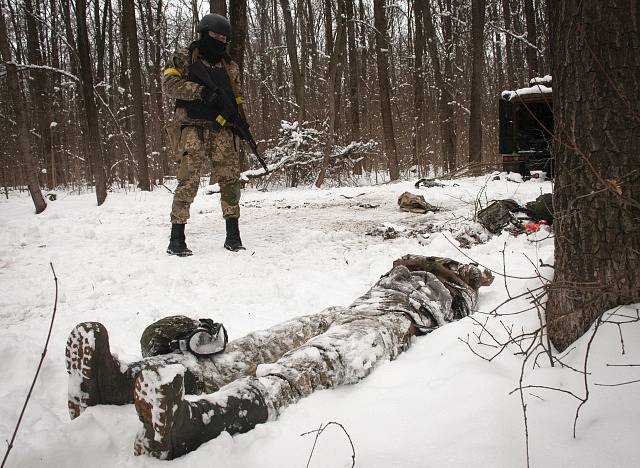 Ukrajinský obránce a mrtvý voják v Charkově.