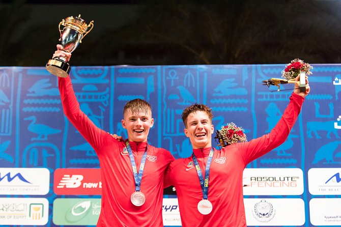 Čeští reprezentanti Filip Houška (vlevo) a Matouš Tůma získali světový bronz.
