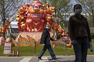 Lidé v rouškách v parku v čínském Wu-chanu, 9. dubna 2020