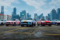 Pětice modelů Porsche Macan v barvách slavných Le Mans závoďáků.