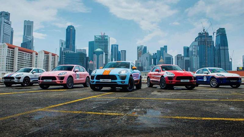 Pětice modelů Porsche Macan v barvách slavných Le Mans závoďáků.