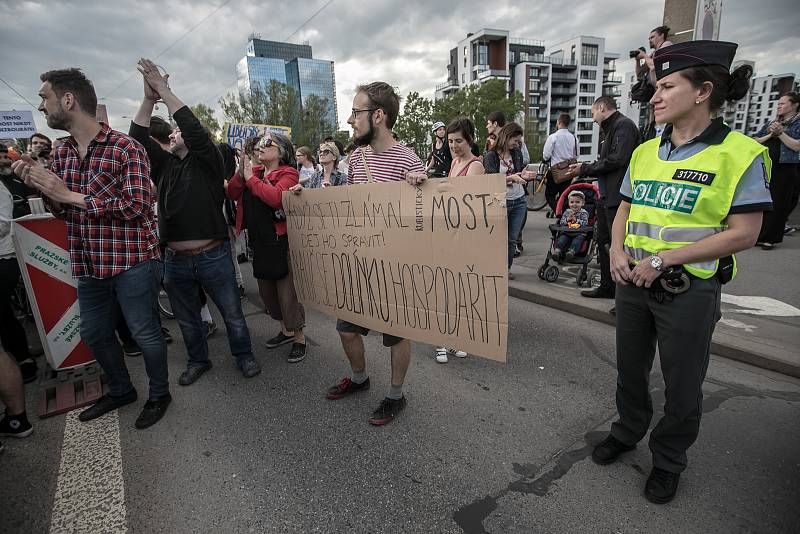 Lidé protestovali 25. dubna na Libeňském mostě v Praze proti jeho zbourání.