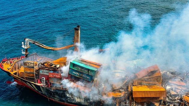 U Srí Lanky hořela kontejnerová loď. Plavidlo se nyní potápí