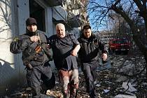 Ruské bezpečnostní složky pomáhají civilistům z domu zasaženého ruskými projektily
