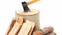 Dřevo musí být především proschlé, což u měkkých druhů znamená prosychání nejméně jeden až dva roky, u tvrdých pak leckdy až čtyři roky.