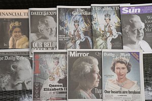 Britský tisk informuje o úmrtí britské královny Alžběty II. na snímku pořízeném 9. září 2022 v Manchesteru