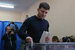 K volební urně dorazil i favorit průzkumů Volodymyr Zelenskyj