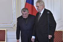 Prezident Miloš Zeman a kardinál Dominik Duka přicházejí 4. března na tiskovou konferenci na Pražském hradě po podpisu dokumentů řešících restituční nároky katolické církve v areálu Hradu. 