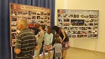 Výstava obsahuje velké panely s množstvím fotografií a informací