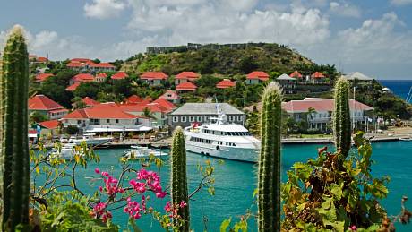 Město Gustavia a jeho okolí lze považovat za ráj na zemi.