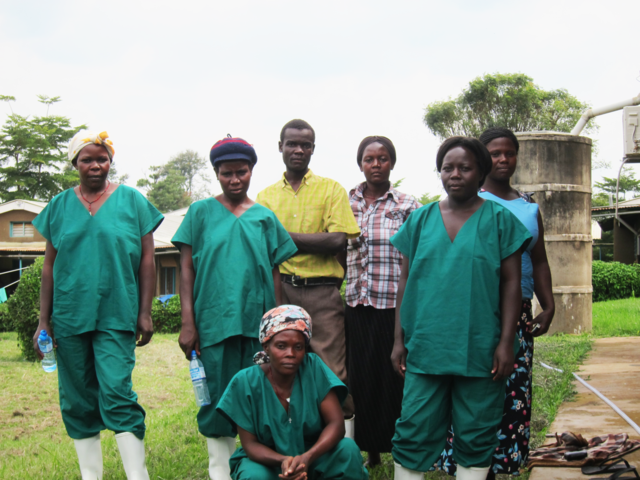 Ebola se v průběhu dalších let znovu a znovu vracela. Na snímku personál nemocnice v Kagadi v době výskytu eboly v létě 2012