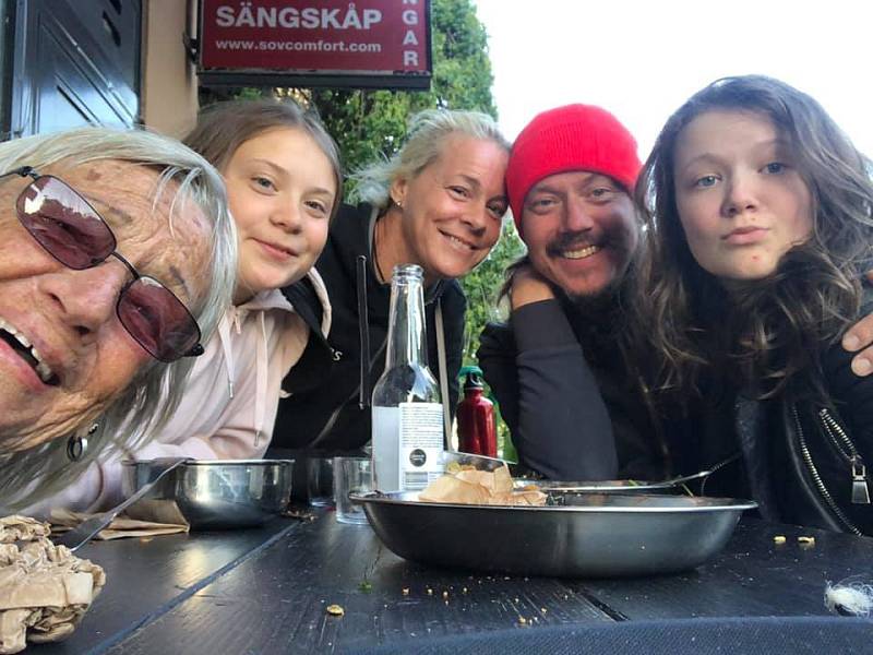 Rodina Grety Thunbergové pohromadě u příležitosti padesátin jejího otce