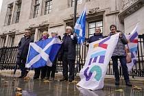 Příznivci nezávislosti Skotska s vlajkami před budovou britského nejvyššího soudu v Londýně, který nedovolil uspořádat druhé referendum o nezávislosti bez souhlasu vlády v Londýně, 23. listopadu 2022