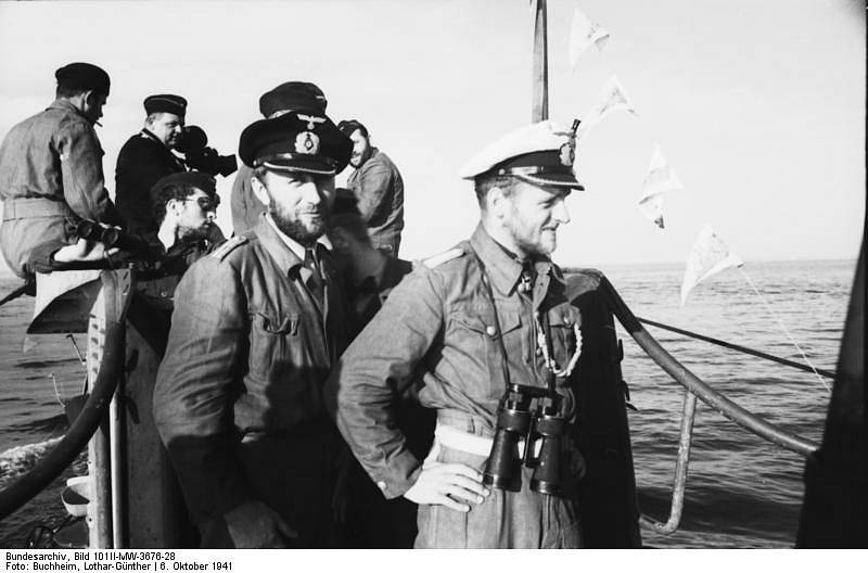 Německý kapitán Erich Topp v říjnu 1941 na věži ponorky U-552, s níž poslední říjnový den potopil americkou válečnou loď Reuben James