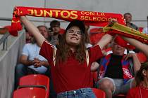 Španělská fanynka na stadionu v Edenu.