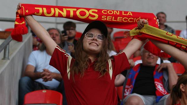 Španělská fanynka na stadionu v Edenu.