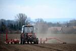 Traktor na poli, zemědělství - ilustrační foto