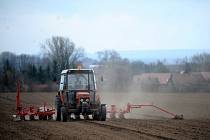 Traktor na poli, zemědělství - ilustrační foto