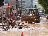 Odklízení následků povodní v Chile.