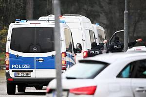 Policisté u sídla Spolkového státního zastupitelství v německém Karlsruhe, 8. prosince 2022