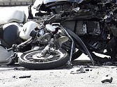 Dopravní nehoda - srážka motocyklu a automobilu - ilustrační foto