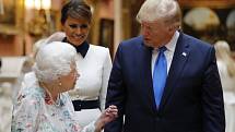 Britská královna Alžběta II. a americký prezident Donald Trump Buckinghamském paláci. Uprostřed první dáma Melania Trumpová
