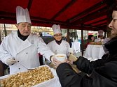 Na rybí polévce, kterou nalévali 24. prosince na Staroměstském náměstí primátorka hlavního města Adriana Krnáčová a ministr financí Andrej Babiš, si pochutnávali bezdomovci i zahraniční turisté.