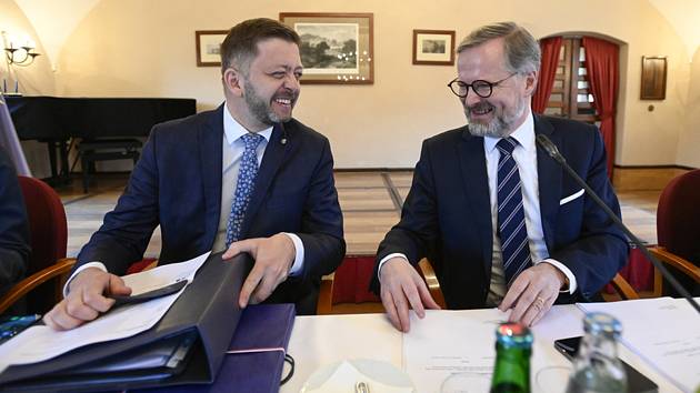 Vláda na archivním snímku zasedala 20. dubna 2022 na zámku Štiřín v Kamenici u Prahy. Ministr vnitra Vít Rakušan (vlevo) a premiér Petr Fiala.