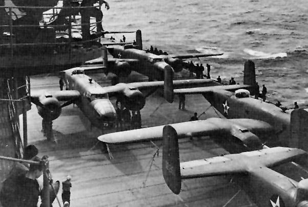 Letouny B-25 Mitchell seřazené na palubě USS Hornet. Stroje byly využity při Doolitlově náletu na Tokio, s výjimkou jediného byly všechny zničeny při nouzovém přistání.
